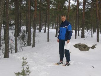 Maastossa oli maaliskuun alussa vielä 30 - 40 cm lunta, joten lumikengät ovat ratamestarille tarpeen. Maaliskuun lopun aurinkoiset kevätpäivät ovat laskeneet jo lumenpintaa, joten rastipukkien tekijätkin ovat päässeet töihin.